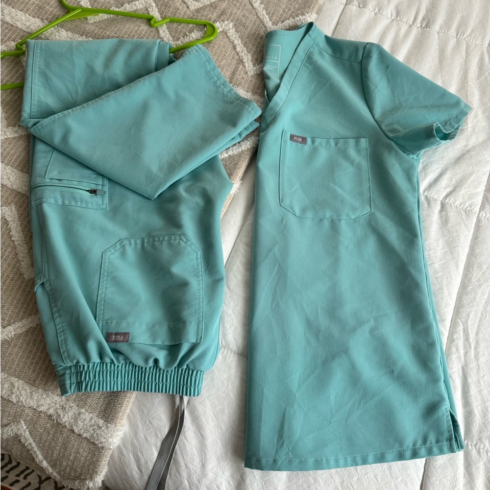 Small scrub set, worn a handful of times. Very good used condition.